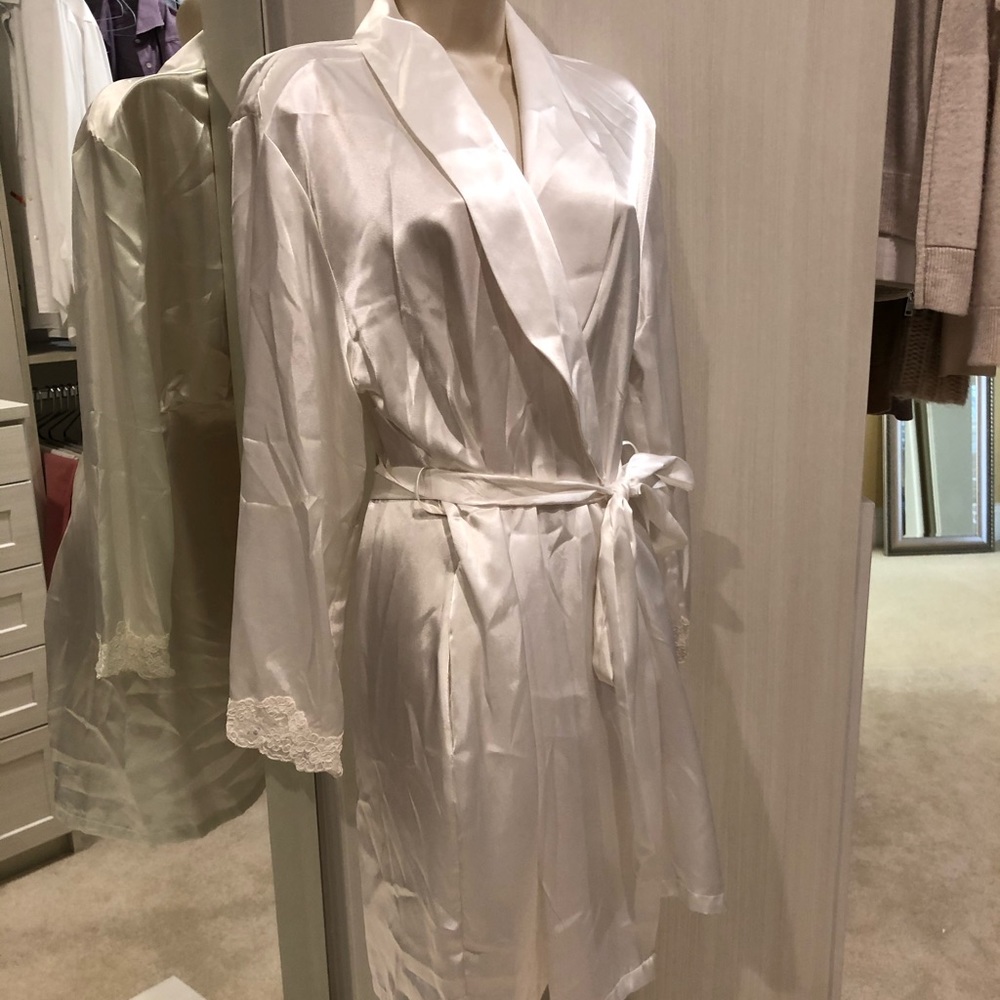 Jones New York white satin robe in size small.